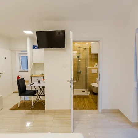 Sleeps 2 -parking -private Garden