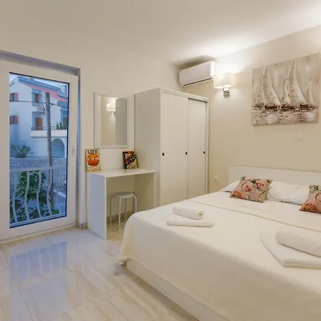 Apartament Sleeps 2 -parking -private Garden