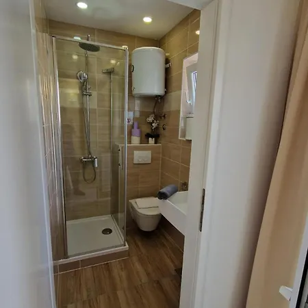 Sleeps 2 -parking -private Garden