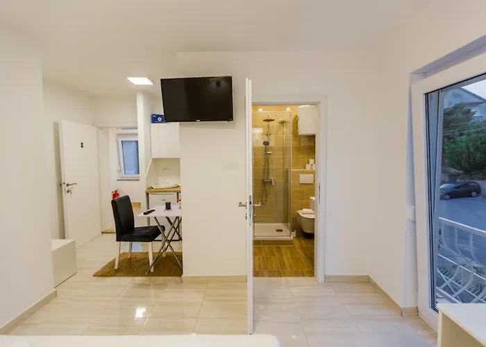 Sleeps 2 -parking -private Garden