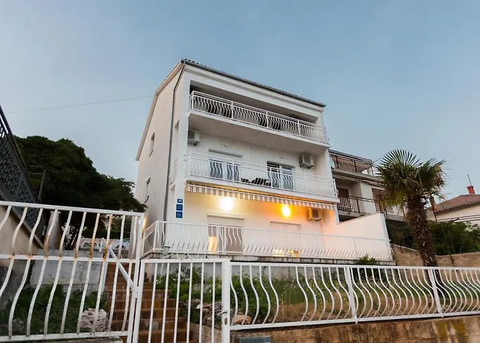 Sleeps 2 -parking -private Garden דירה