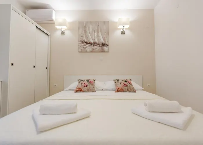 Sleeps 2 -parking -private Garden *