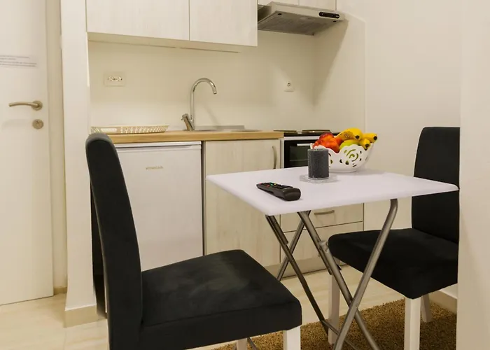 Sleeps 2 -parking -private Garden *