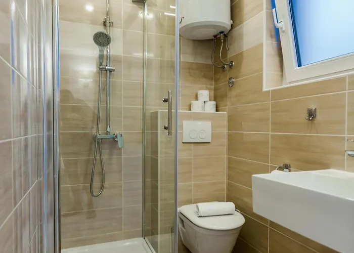 Sleeps 2 -parking -private Garden קריקווניצה