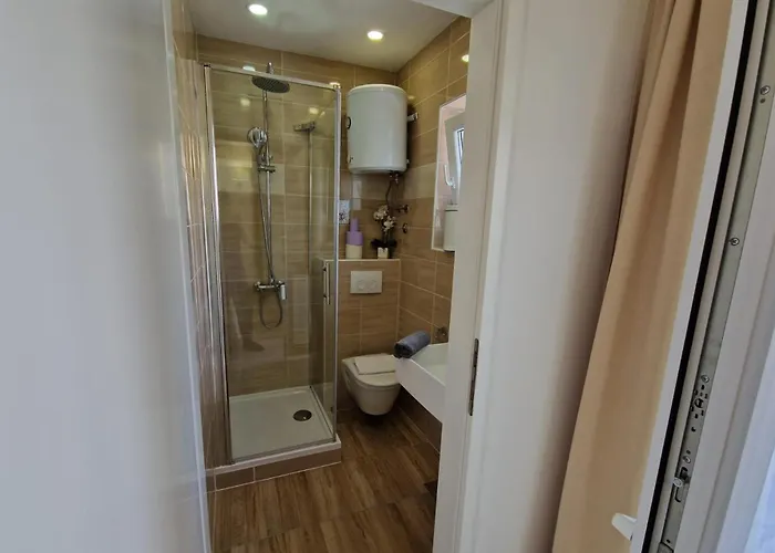 Sleeps 2 -parking -private Garden