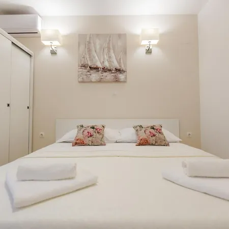 Sleeps 2 -parking -private Garden *