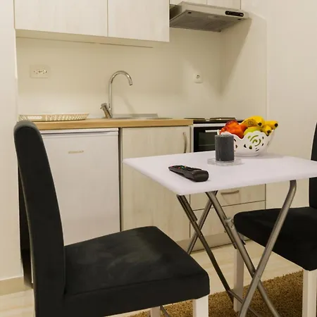 Sleeps 2 -parking -private Garden *