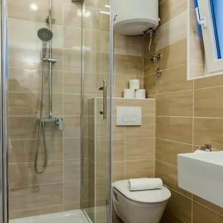 Sleeps 2 -parking -private Garden Crikvenica