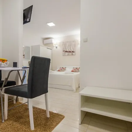 Appartamento Sleeps 2 -parking -private Garden