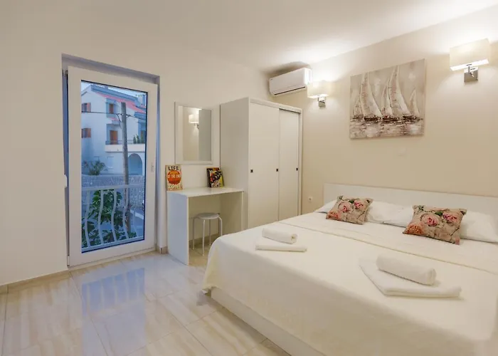 Apartament Sleeps 2 -parking -private Garden