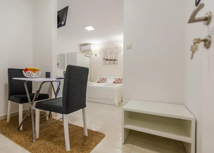 Apartament Sleeps 2 -parking -private Garden